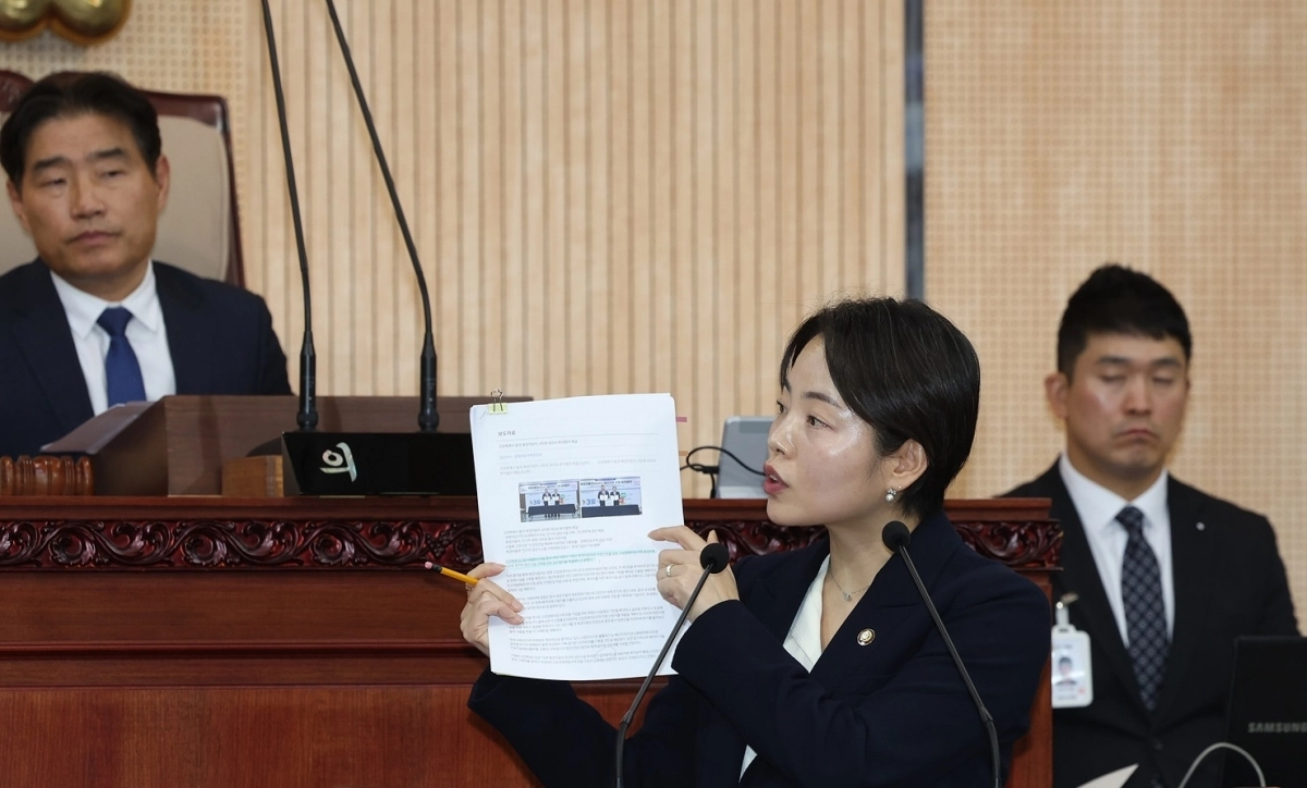 더불어민주당 소속 정민경 고양시의원이  13일 열린 고양시의회 정례회 본회의 시정질문에서 이동환 시장을 상대로 취임후 체결된 206건의 투자유치 협약에 대해 질의하고 있다. [고양시의회 더불어민주당 측 제공]