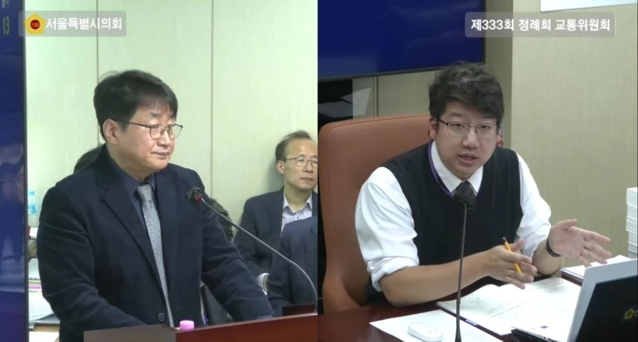 제333회 서울시의회 정례회 제4차 교통위원회 서울교통공사 행정사무감사 당시 증인으로 출석한 (주)다원시스 이동원 부사장(왼쪽)과 질의 중인 문성호 의원(오른쪽)