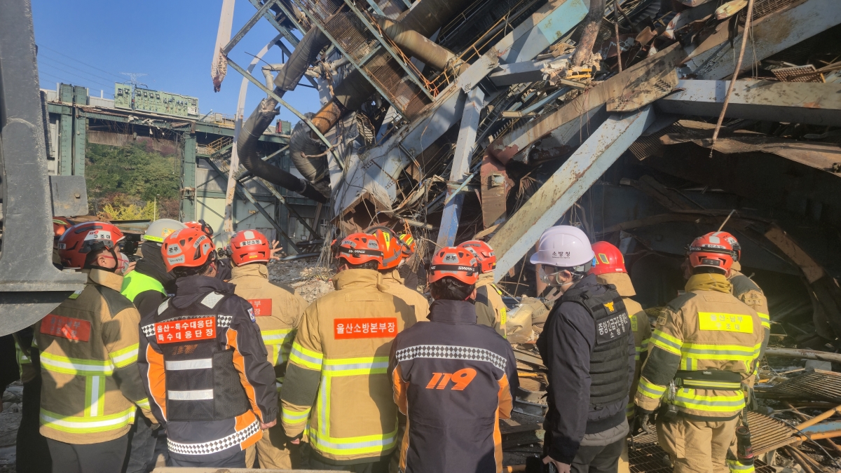 울산소방본부 관계자들이 붕괴한 울산 화력발전소 보일러타워 5호기 앞에서 실종자 구조를 위한 진입 방안을 논의하고 있다. 울산소방본부 제공