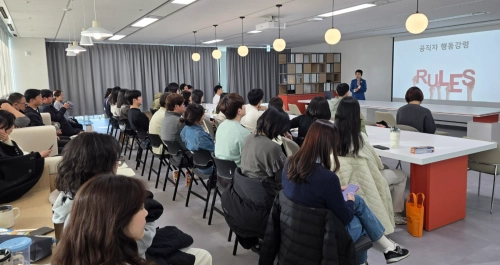 서울 광진구청 관계자들이 지난 12일 구청 커뮤니티 공간에서 적극행정 및 청렴교육을 받고 있다.   광진구 제공