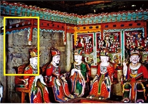 1954년 초여름 촬영한 신흥사 명부전 내부의 시왕상과 시왕도 사진  모습. 속초시립미술관 제공