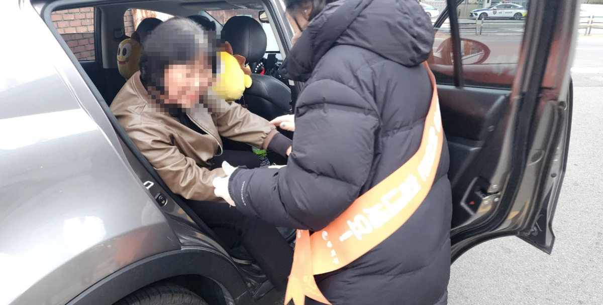 71세 고령 응시생이 서울 동작구 자원봉사자 차량의 도움을 받아 수험장으로 이동하고 있다. 동작구 제공