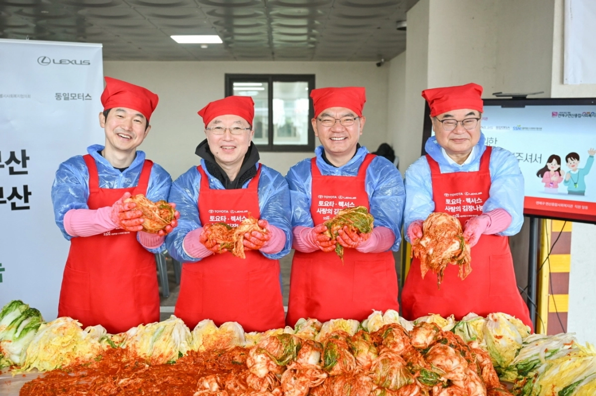 지난 12일 열린 ‘2025 토요타·렉서스 사랑의 김장나눔’ 행사에서 이병진(왼쪽부터) 한국토요타자동차 부사장, 오스카 츠요시 주부산일본국총영사관 총영사, 송석환 동일모터스 대표, 콘야마 마나부 한국토요타자동차 대표이사 사장이 김치를 들고 활짝 웃고 있다. 한국토요타자동차 제공