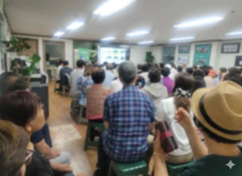 노인과 여성들이 포지 사기 일당으로 부터 사업설명을 듣고 있는 모습. [인천경찰청 제공]