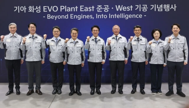 14일 경기도 화성시 우정읍 기아오토랜드 화성에서 열린 기아 화성 EVO 플랜트 East 준공·West 기공 기념행사에서 김민석 국무총리, 문신학 산업통상부 차관, 정의선 현대차그룹 회장, 송호성 기아 사장 등 내빈들이 기념 촬영하고 있다. (산업통상부 제공)