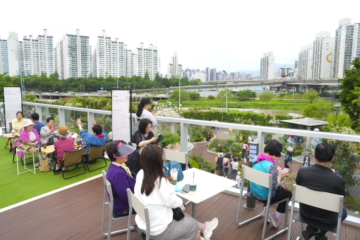 중랑장미카페 테라스 전경. 중랑구 제공