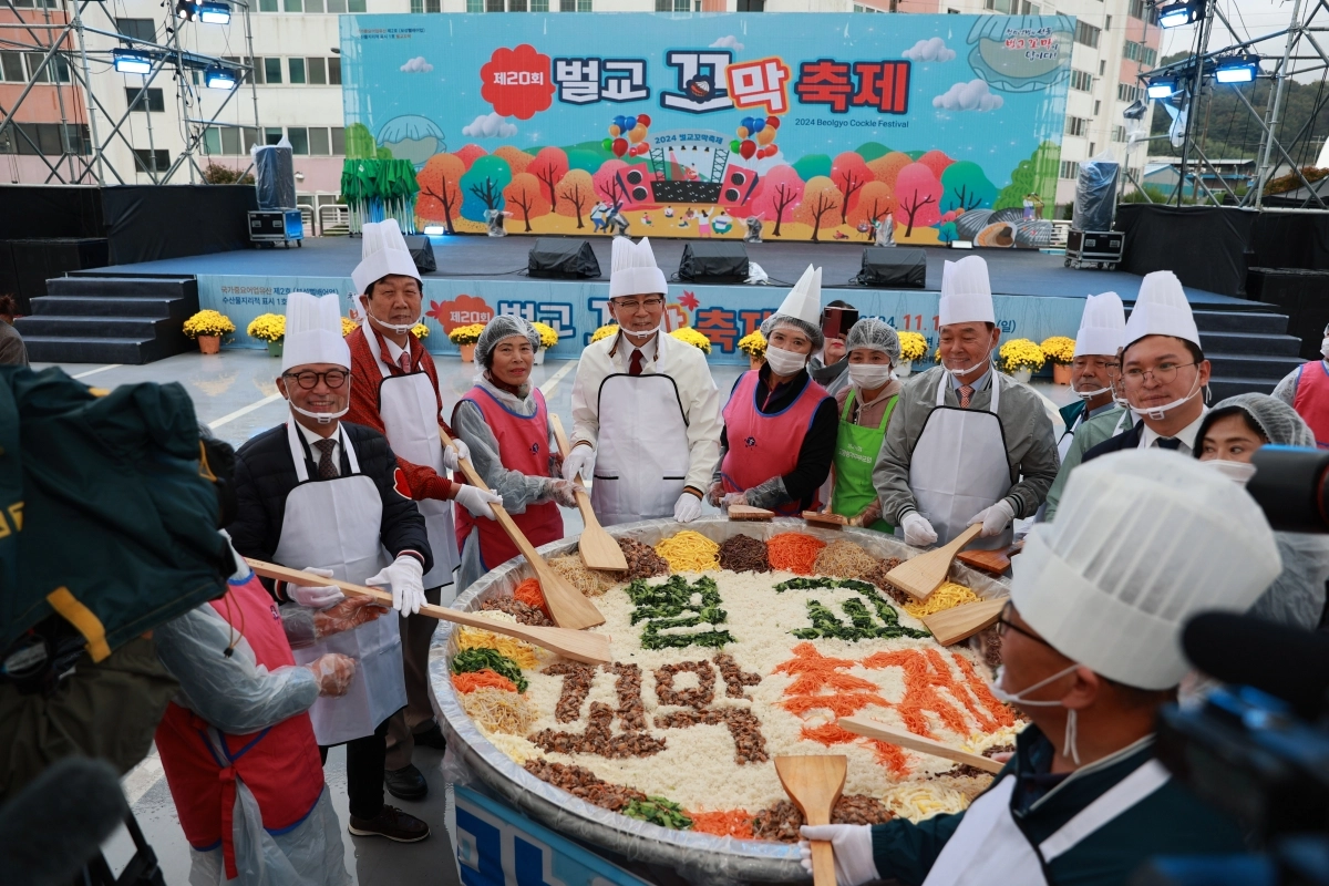 사진은 지난해 제20회 벌교꼬막축제 꼬막 비빔밥 만들기 현장 모습.