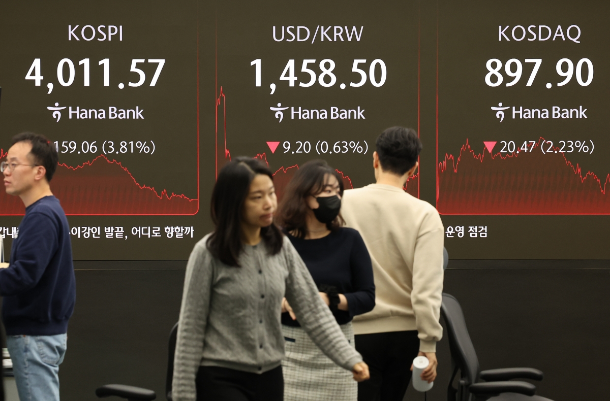 코스피가 뉴욕증시 급락 여파로 3% 이상 하락한 14일 서울 중구 하나은행 본점 딜링룸 현황판에 코스피 지수가 표시돼 있다. 이날 코스피지수는 159.06포인트(3.81%) 내린 4011.57에, 코스닥지수는 20.47포인트(2.23%) 내린 897.90에 장을 마감했다. 연합뉴스