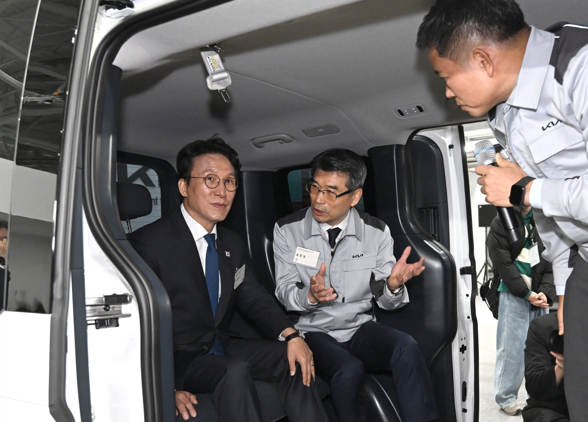 김민석 국무총리와 송호성 기아 사장이 기아 화성 EVO Plant East 준공식과 West 기공식에서 PV5 등 생산 차량 시설 내부를 둘러보고 있다. 기아 제공