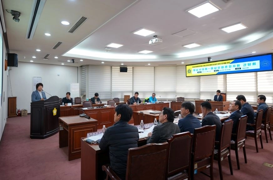 하남시의회가 지난 13일 하남시의회 소회의실에서 (사)하남모범운전자지회와 간담회를 개최했다. 금광연 의장실 제공