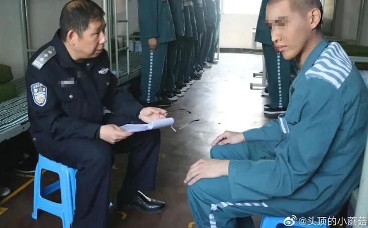 그룹 ‘엑소’에서 탈퇴한 뒤 중국에서 활동하다 성범죄 혐의로 징역 13년을 선고받고 수감 중인 중국계 캐나다인 크리스 우가 죄수복을 입고 있는 합성 이미지. 자료 : 웨이보