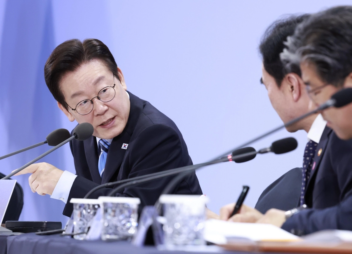 이재명 대통령이 14일 경기 파주시 라이브러리스테이 지지향에서 열린 ‘경기 북부의 마음을 듣다’ 타운홀 미팅 간담회에서 안규백 국방부 장관에게 질문하고 있다. [대통령실통신사진기자단]