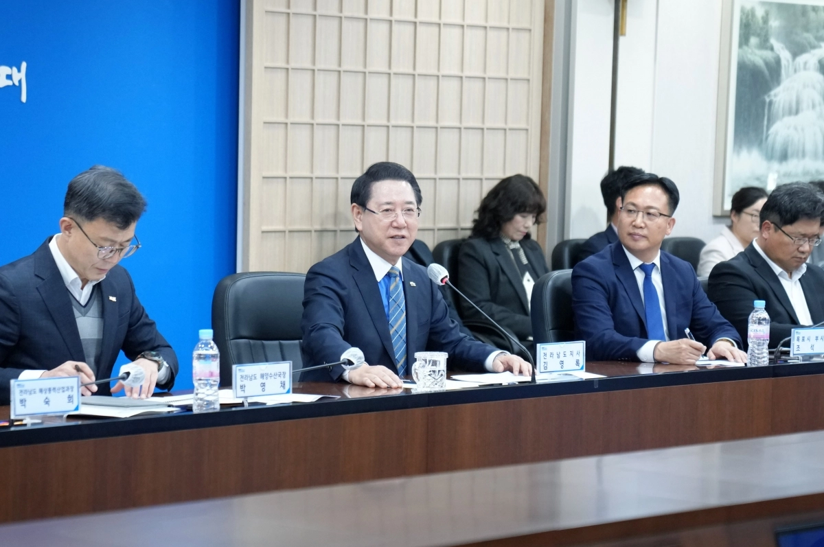 김영록 전남지사가 14일 도청 서재필실에서 열린 ‘목포항 발전 유관기관 간담회’에 참석해 협력 방안을 논의하고 있다.