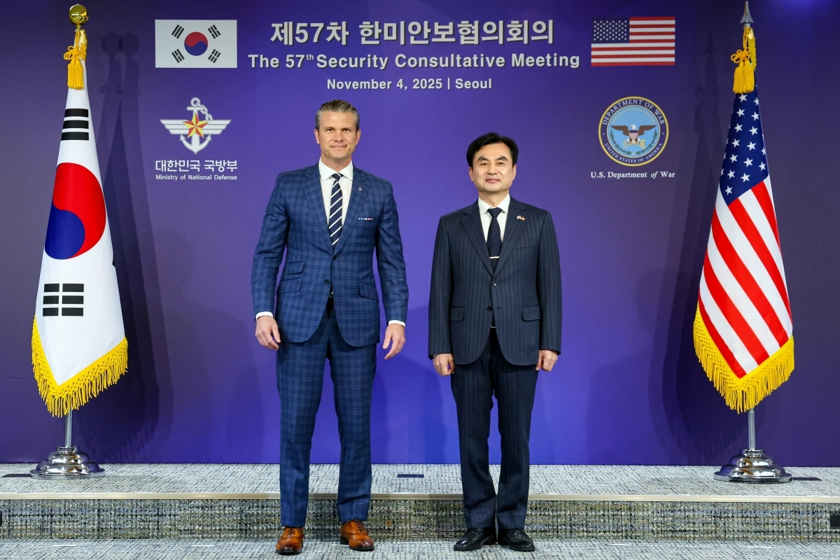 안규백(오른쪽) 국방부 장관과 피트 헤그세스 미 전쟁부(국방부) 장관이 4일 서울 용산구 국방부 청사에서 제57차 한미안보협의회의(SCM)에 앞서 기념 촬영을 하고 있다. 2025.11.4 사진공동취재단