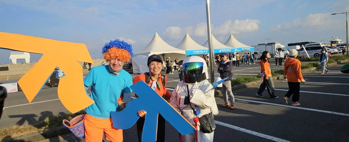 이호주차장에서 둘째날 걷기행사에 앞서 올레꾼이 이색분장을 올레 행사요원과 사진을 찍고 있다. 제주 강동삼 기자