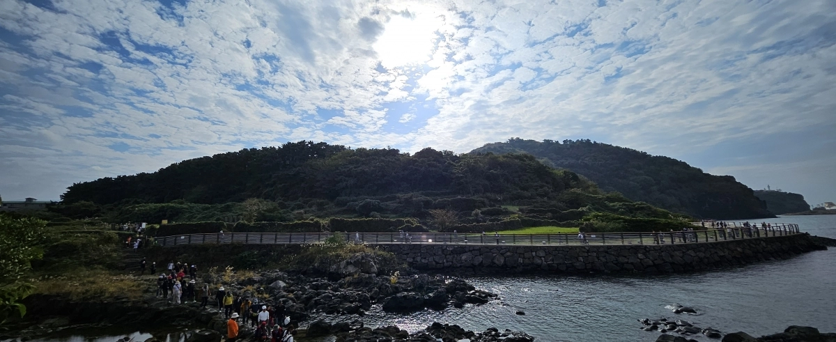 지난 7일 별도봉을 지나 화북포구로 향하는 제주올레걷기축제 참가자들. 제주 강동삼 기자