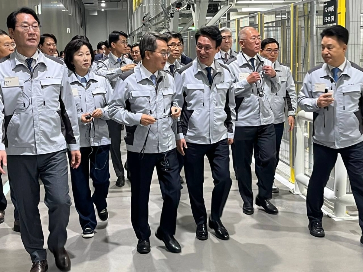 김동연 경기지사, 김민석 국무총리, 정명근 화성시장, 정의선 현대자동차 그룹 회장 등이 ‘화성 기아 목적 기반 차량(PBV) 전용 공장’ 준공식 후 공장을 둘러보고 있다. (경기도 제공)