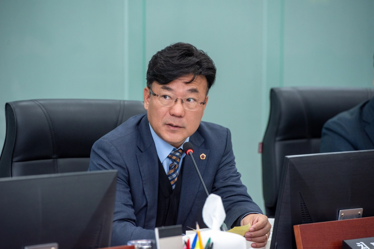 최만식 의원이 12일 경기도의회 보건복지위원회에서 열린 2025년도 경기도의료원 행정사무감사에서 피감기관을 상대로 질의하고 있다.(사진=경기도의회)