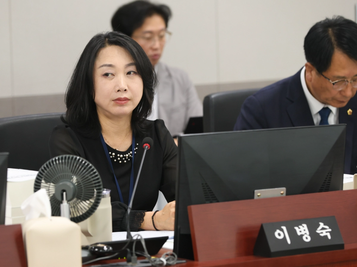 이병숙 의원이 12일 경기도시장상권진흥원과 코리아경기도주식회사를 대상으로 한 행정사무감사에서 피감기관을 상대로 질의하고 있다.(사진=경기도의회)