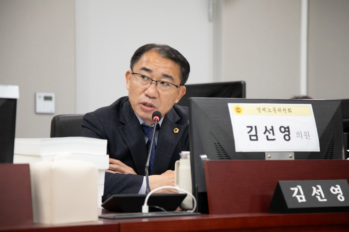 김선영 의원이 13일 진행된 경기경제자유구역청 대상 행정사무감사에서 피감기관을 상대로 질의하고 있다.(사진=경기도의회)