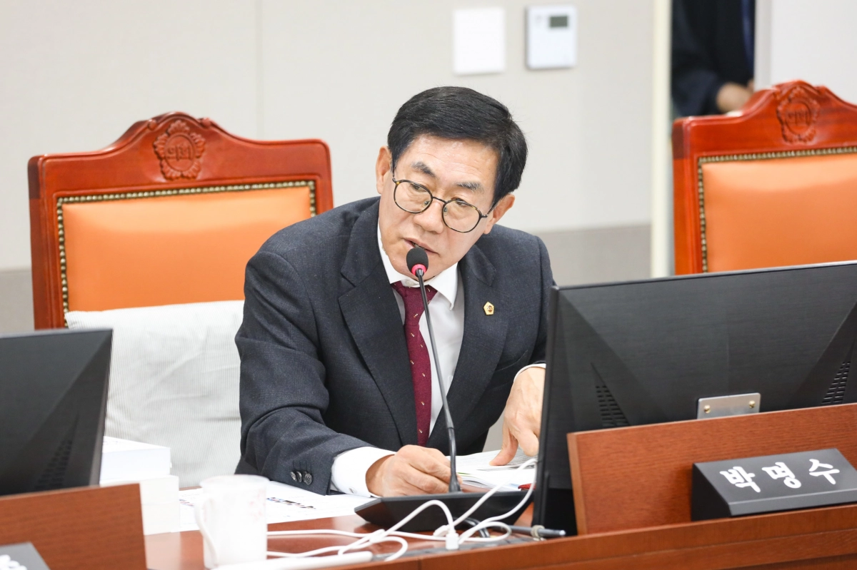 박명수 의원이 13일 기후환경에너지국 행정사무감사에서 피감기관을 상대로 질의하고 있다.(사진=경기도의회)