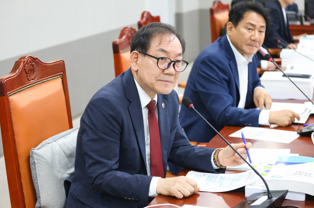 최승용 의원이 13일 기후환경에너지국 행정사무감사에서 피감기관을 상대로 질의하고 있다.(사진=경기도의회)