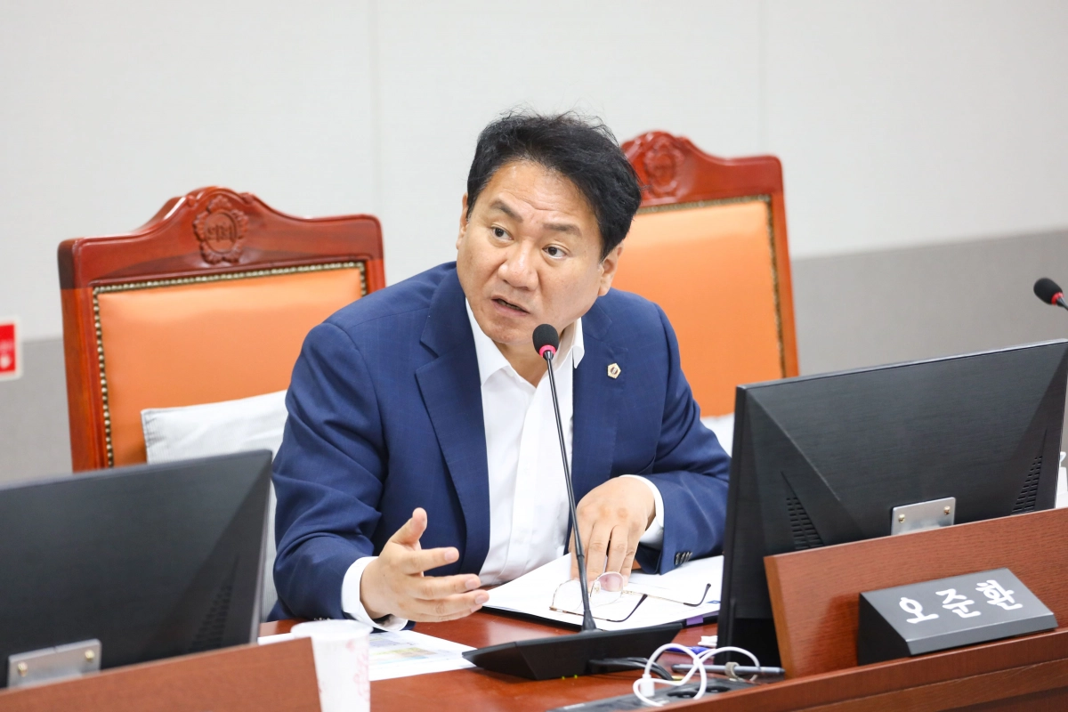오준환 의원이 13일 기후환경에너지국, 경기환경에너지진흥원을 대상으로 한 2025년도 행정사무감사에서 피감기관을 상대로 질의하고 있다.(사진=경기도의회)