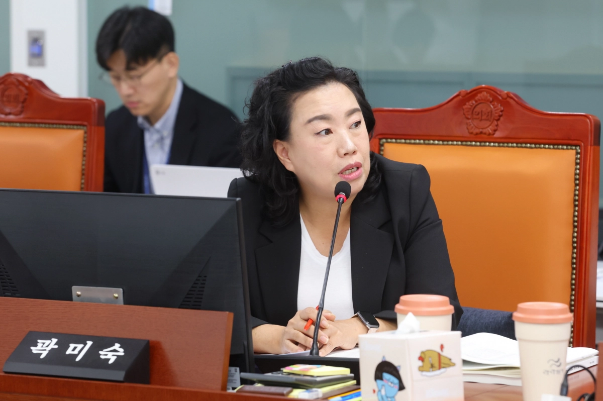 곽미숙 의원이12일 열린 2025년도 경기도 행정사무감사에서 피감기관을 상대로 질의하고 있다.(사진=경기도의회)