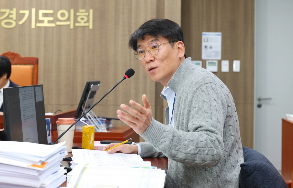 김민호 의원이 13일 열린 행정사무감사에서 피감기관을 상대로 질의하고 있다.(사진=경기도의회)