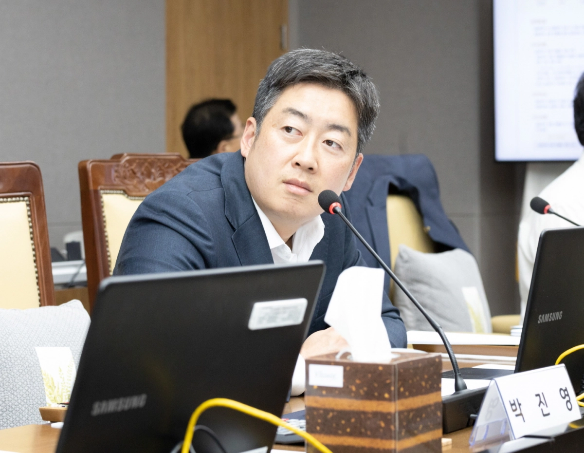 박진영 의원이 12일 열린 제387회 정례회 경기도 균형발전기획실 및 평화협력국 행정사무감사에서 피감기관을 상대로 질의하고 있다.(사진=경기도의회)
