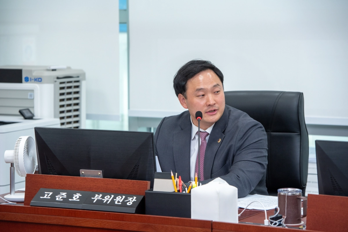 고준호 의원이 13일 열린 제387회 정례회 보건복지위원회 행정사무감사에서 피감기관을 상대로 질의하고 있다.(사진=경기도의회)