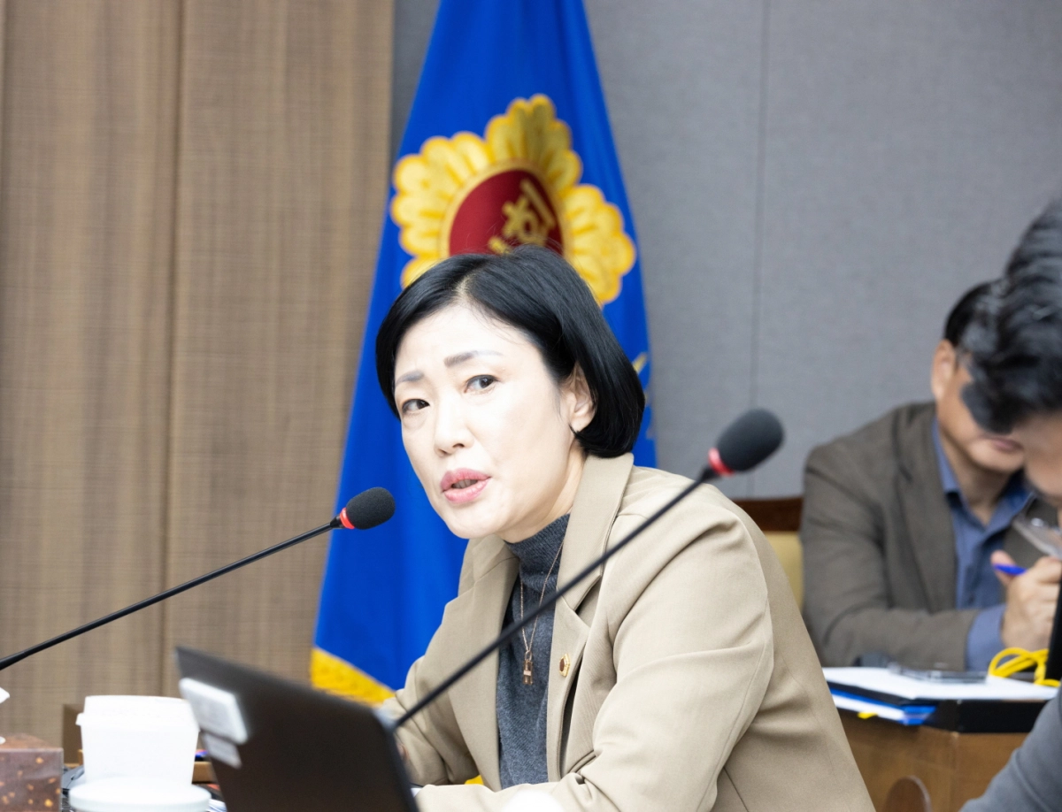 이경혜 의원이 12일 열린 제387회 정례회 균형발전기획실과 평화협력국 행정사무감사에서 피감기관을 상대로 질의하고 있다.(사진=경기도의회)