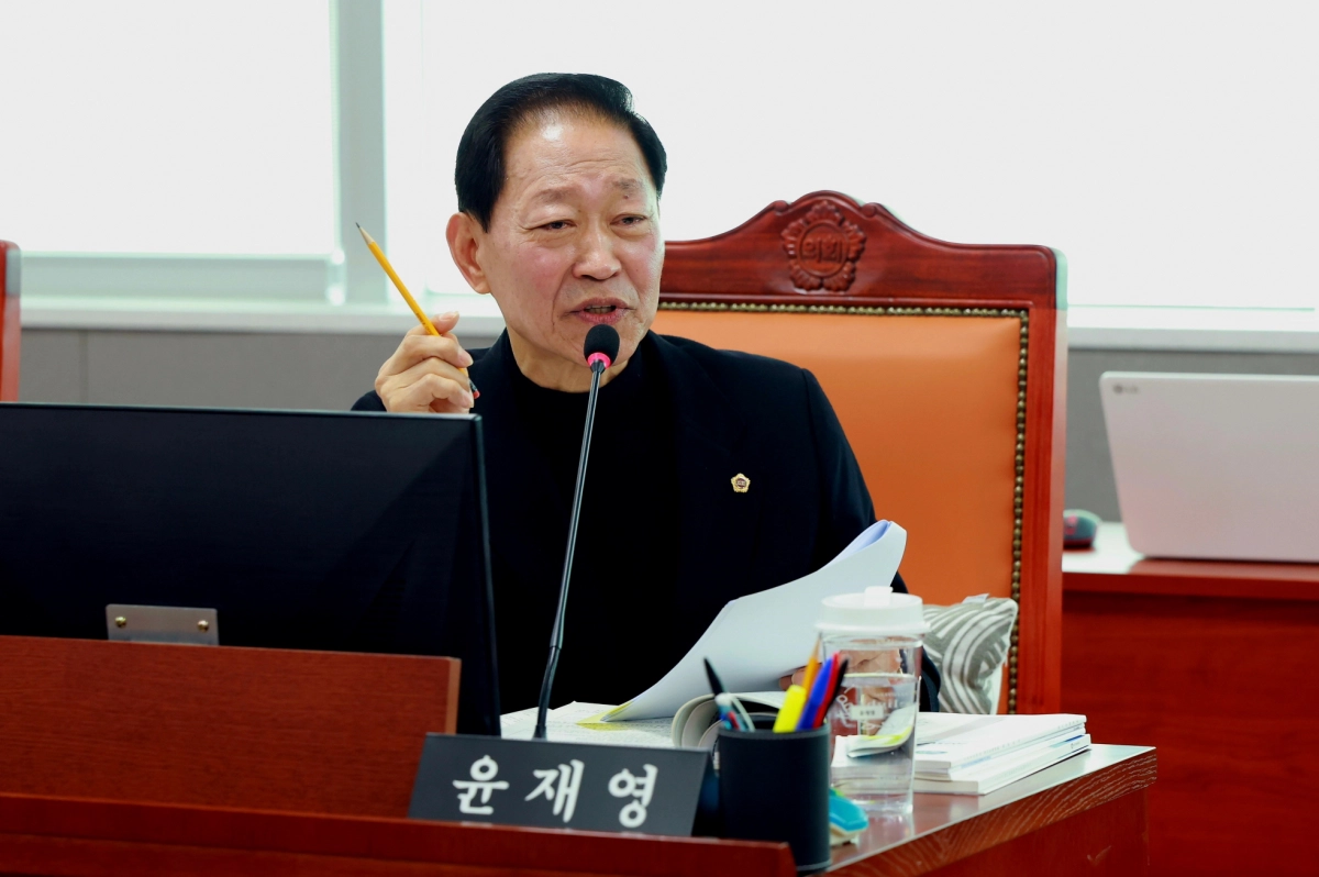 윤재영 의원이 13일 열린 2025년도 문화체육관광국 행정사무감사에서 피감기관을 상대로 질의하고 있다.(사진=경기도의회)