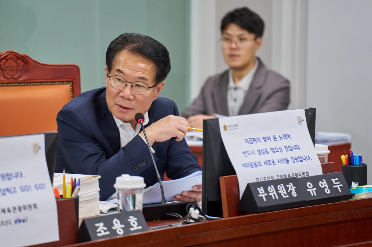 유영두 의원이 13일 실시된 경기도장애인체육회 행정사무감사에서 피감기관을 상대로 질의하고 있다.(사진=경기도의회)