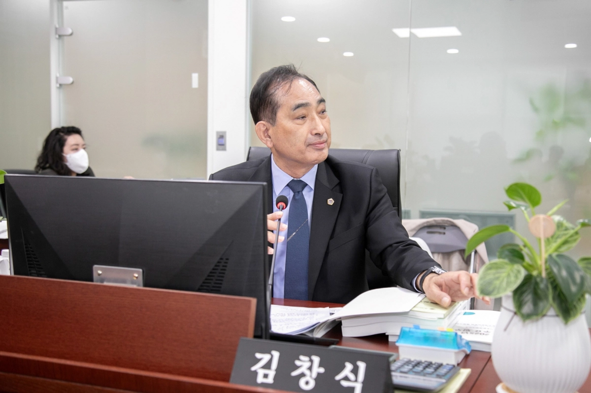 김창식 의원이 12일 열린 제387회 정례회 농정해양위원회 제3차 행정사무감사에서 피감기관을 상대로 질의하고 있다.(사진=경기도의회)