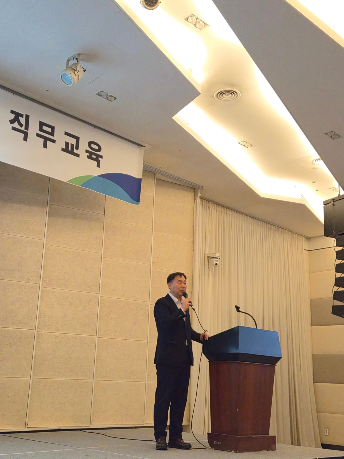 윤종영 의원이 13일 화성 푸르미르호텔에서 열린 ‘2025년 경기도 예비군 지휘관 직무교육’에서 인사말을 하고 있다.(사진=경기도의회)