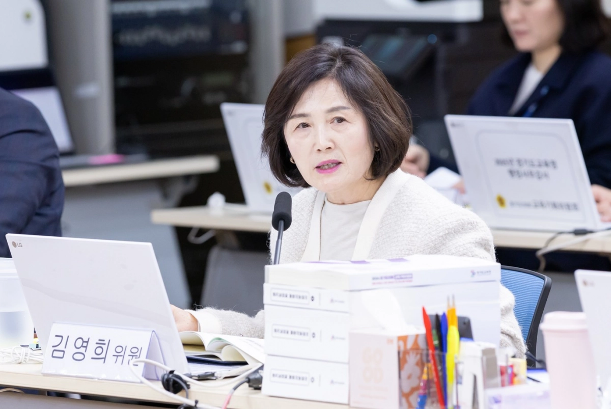 김영희 의원이 12일 열린 2025년도 경기도교육연구원, 경기도교육복지종합센터, 경기도교육청 남부·북부유아체험교육원 행정사무감사에서 피감기관을 상대로 질의하고 있다.(사진=경기도의회)