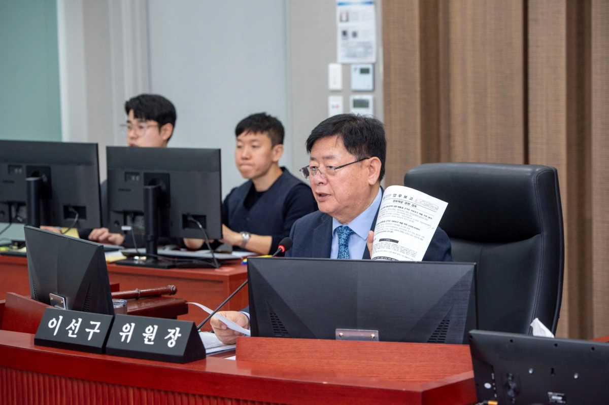 이선구 위원장이 13일 열린 보건복지위원회 종합감사에서 피감기관을 상대로 질의하고 있다.(사진=경기도의회)