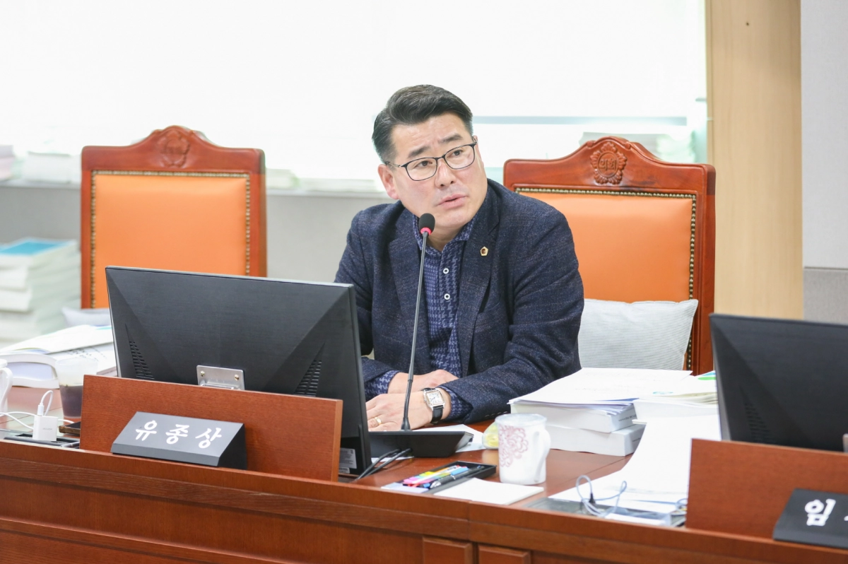 유종상 의원이 13일 경기환경에너지진흥원을 대상으로 진행한 행정사무감사에서 피감기관을 상대로 질의하고 있다.(사진=경기도의회)