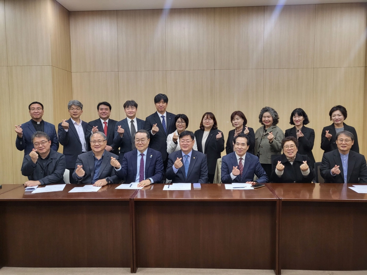 이선구 의원이 13일, 경기도 2026년 복지예산안 삭감 문제와 관련해 관계자들과 정담회를 갖고 함께 기념촬영을 하고 있다.(사진=경기도의회)