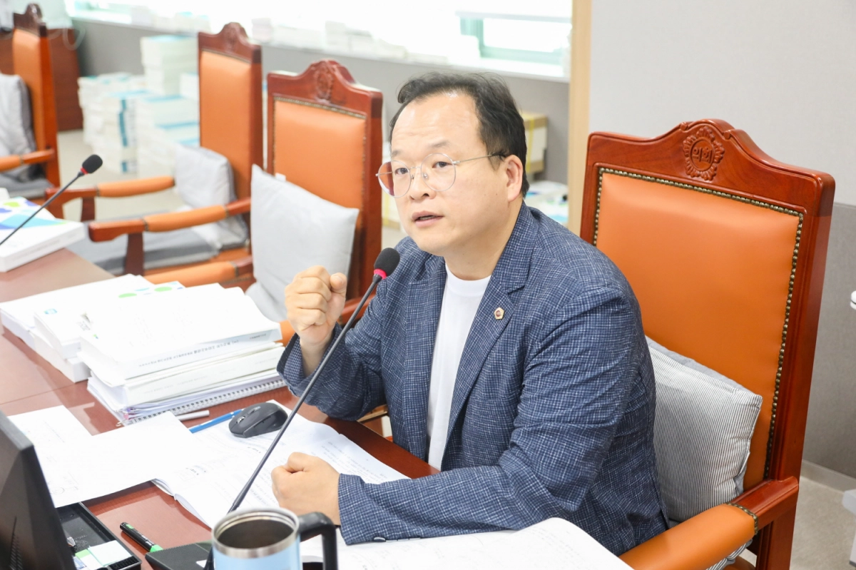 임창휘 의원이 13일 기후환경에너지국과 경기환경에너지진흥원(진흥원)에 대한 행정사무감사에서 피감기관을 상대로 질의하고 있다.(사진=경기도의회)