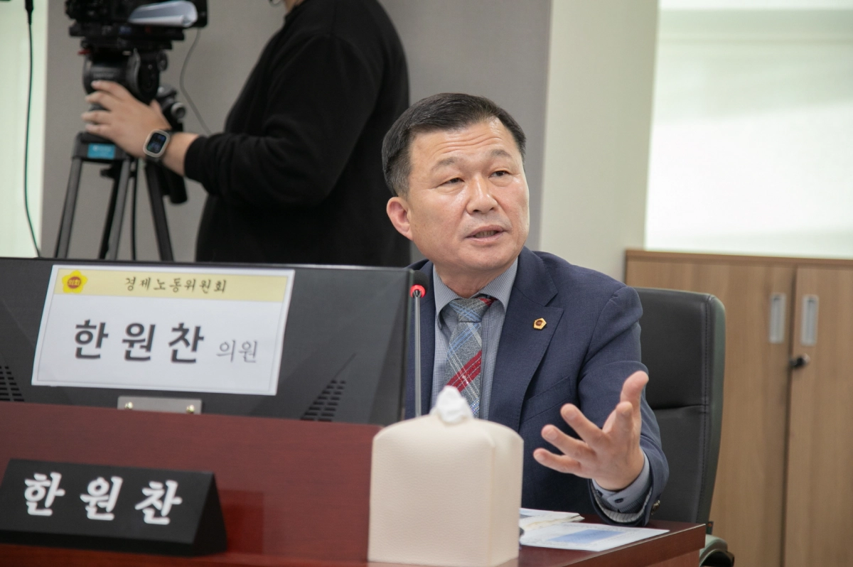 한원찬 의원이 13일 열린 경기도 경제실 행정사무감사에서 피감기관을 상대로 질의하고 있다.(사진=경기도의회)