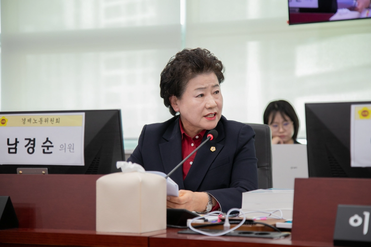 남경순 의원이 13일 경제실 행정사무감사에서 피감기관을 상대로 질의하고 있다.(사진=경기도의회)