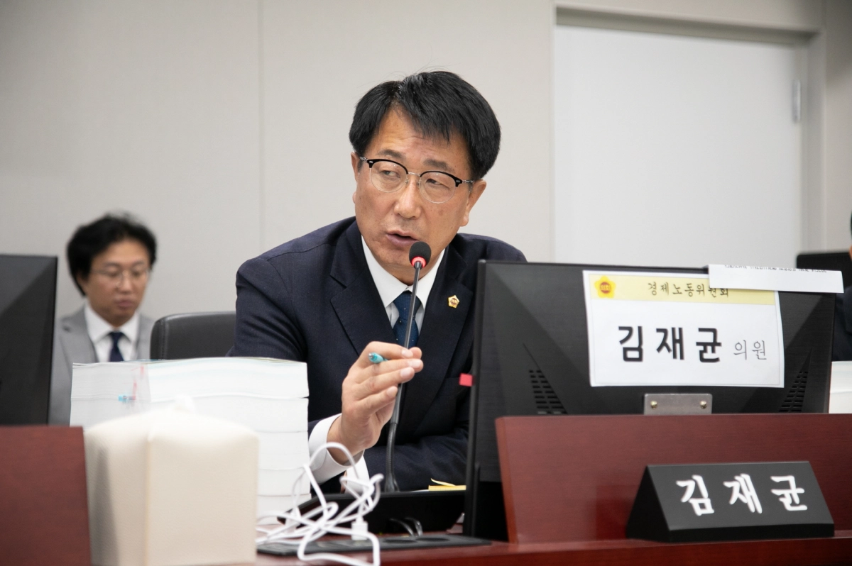 김재균 의원이 14일(금) 경기도의회 행정사무감사에서 피감기관을 상대로 질의하고 있다.(사진=경기도의회)