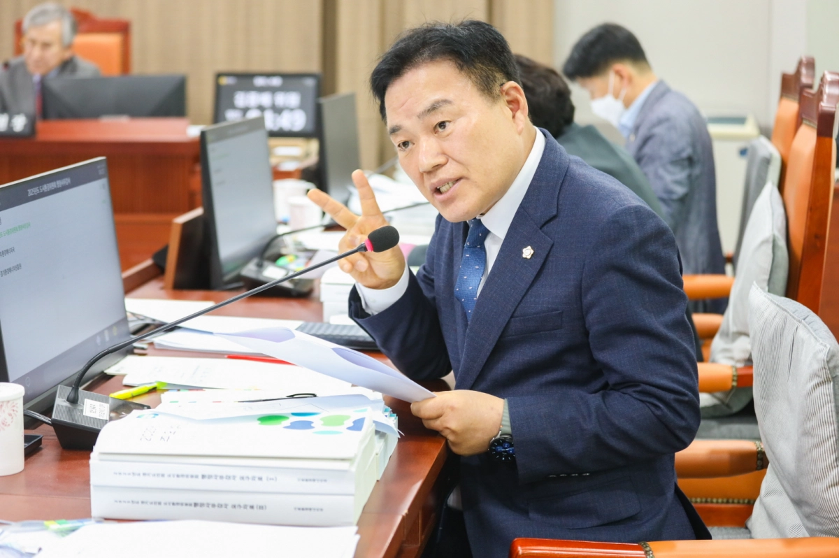 김종배 의원이 13일 열린 기후환경에너지국 및 경기환경에너지진흥원 행정사무감사에서 피감기관을 상대로 질의하고 있다.(사진=경기도의회)