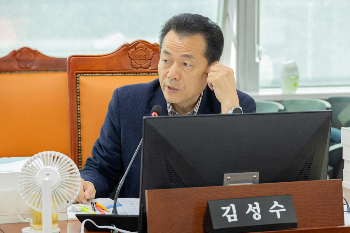 김성수 의원이 12일 열린 경기도 교통국 소관 2025년도 행정사무감사에서 피감기관을 상대로 질의하고 있다.(사진=경기도의회)