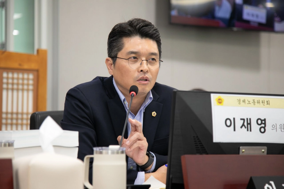 이재영 의원이 13일 경제실 행정사무감사에서 피감기관을 상대로 질의하고 있다.(사진=경기도의회)