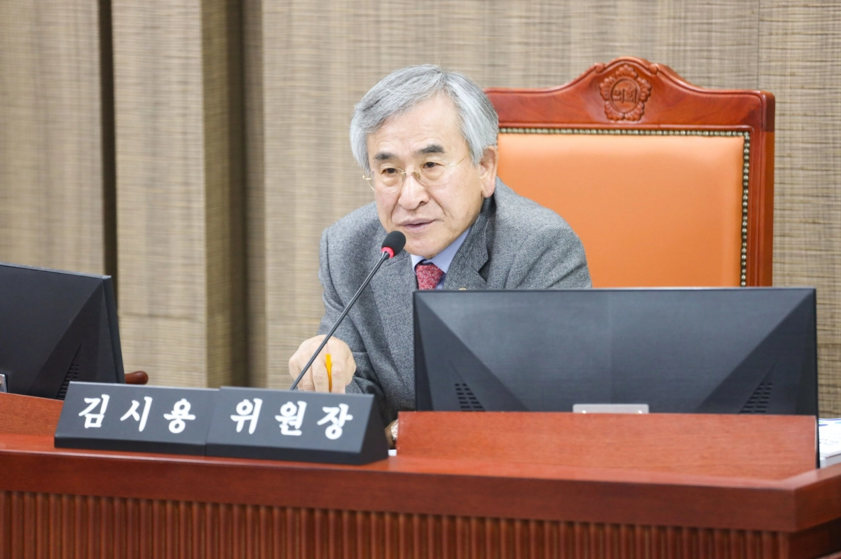 김시용 위원장이 13일 기후환경에너지국, 경기환경에너지진흥원 대상으로 한 2025년도 행정사무감사에서 피감기관을 상대로 질의하고 있다.(사진=경기도의회)