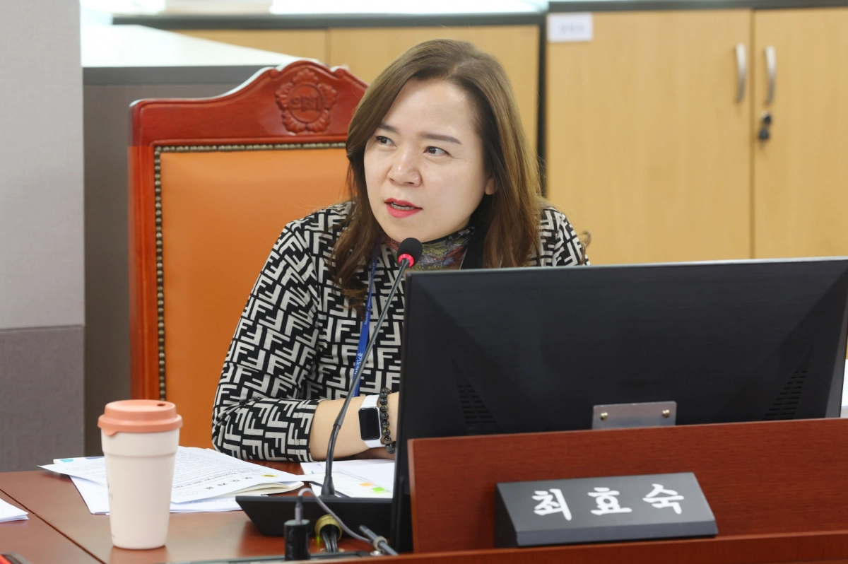 최효숙 의원이 11일 열린 ‘2025년 경기도의회 여성가족평생교육위원회 행정사무감사’에서 피감기관을 상대로 질의하고 있다.(사진=경기도의회)