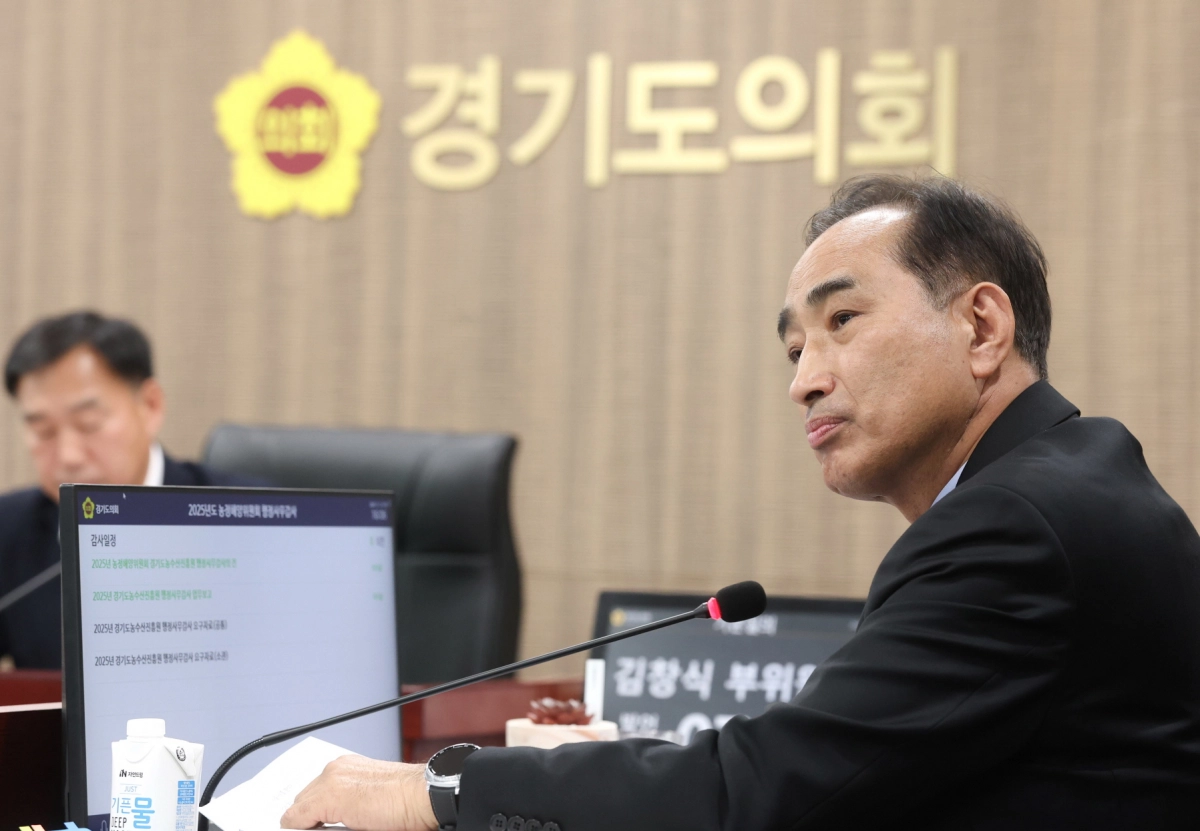 김창식 의원이 13일 열린 제387회 정례회 농정해양위원회 소관 경기도농수산진흥원 행정사무감사에서 피감기관을 상대로 질의하고 있다.(사진=경기도의회)